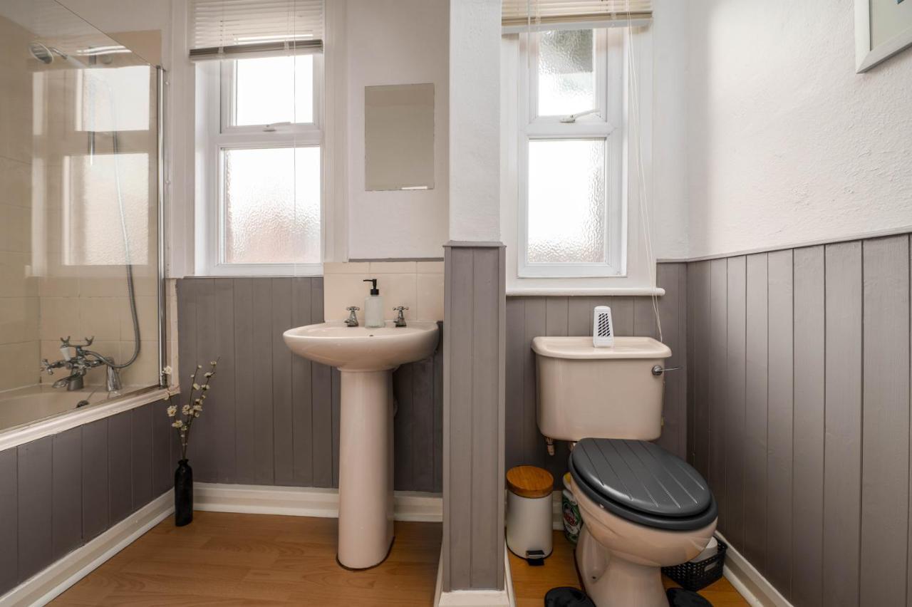Spacious Flat In Location With Parking Apartment *
