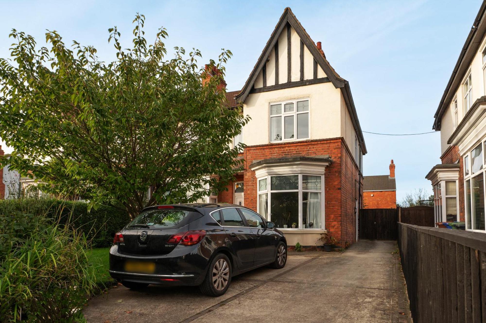 Spacious Flat In Location With Parking * Great Coates