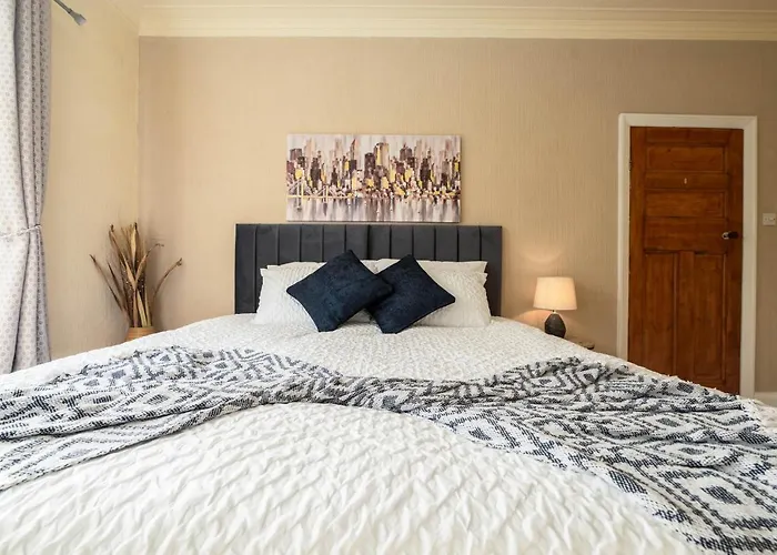 Spacious Flat In Central Location With Parking