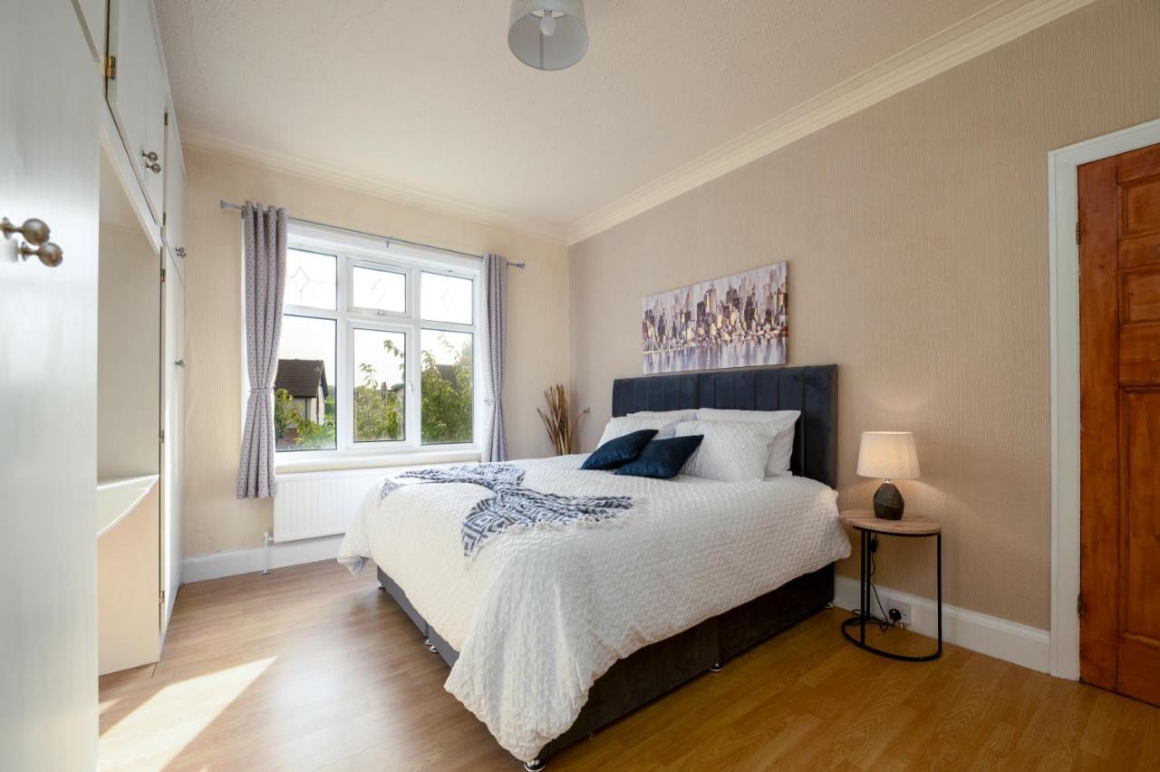 Spacious Flat In Location With Parking * Great Coates